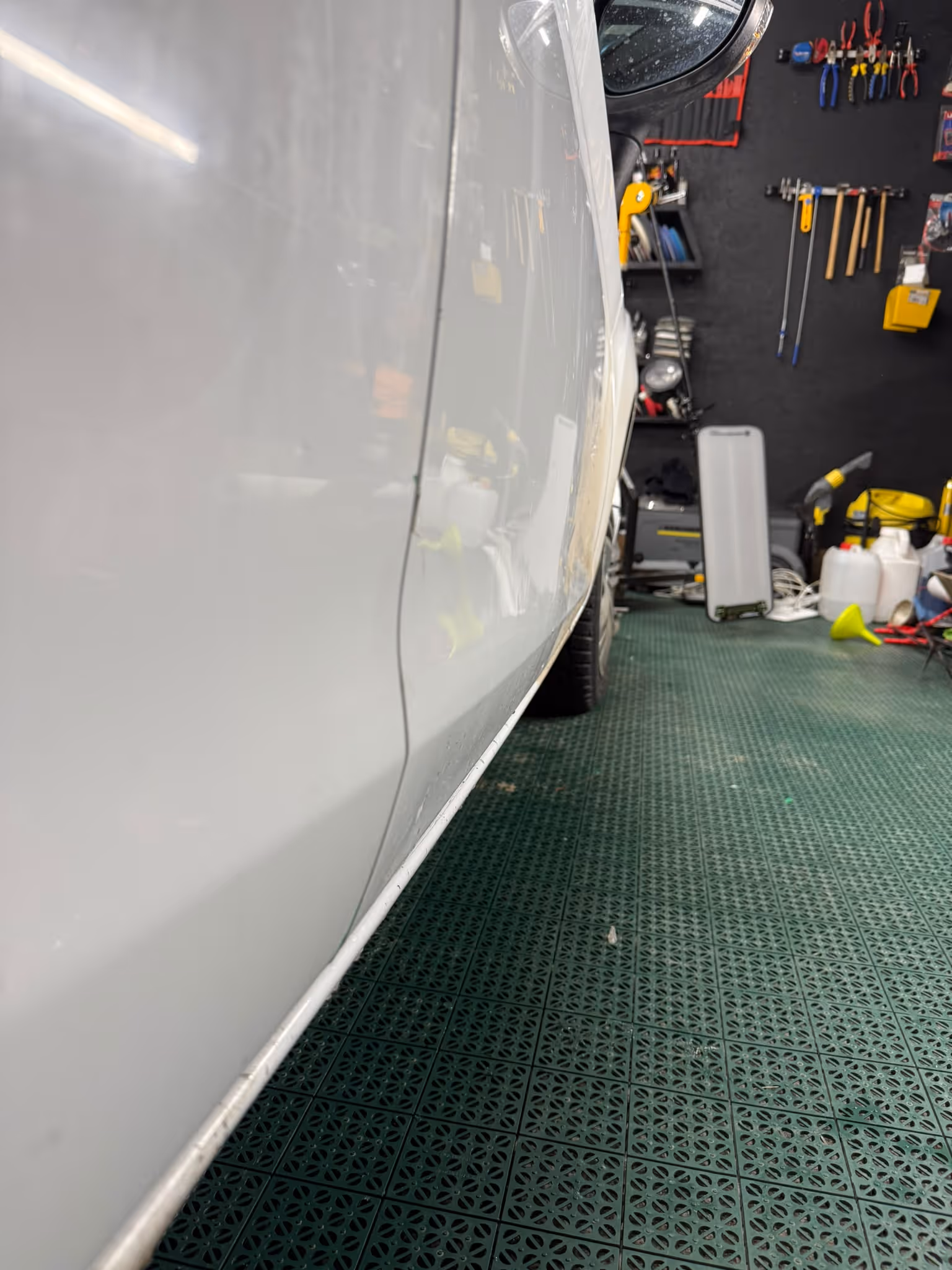 Portieră Bolt reparată prin PDR: lovită cu colant, dreaptă după descolantare — după reparație